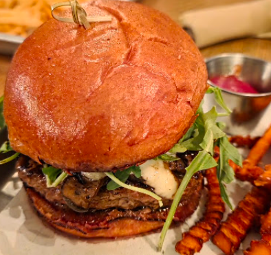 Suda signature dishes Suda Burger
Curly Kale Caesar
Ahi Poke Bowl